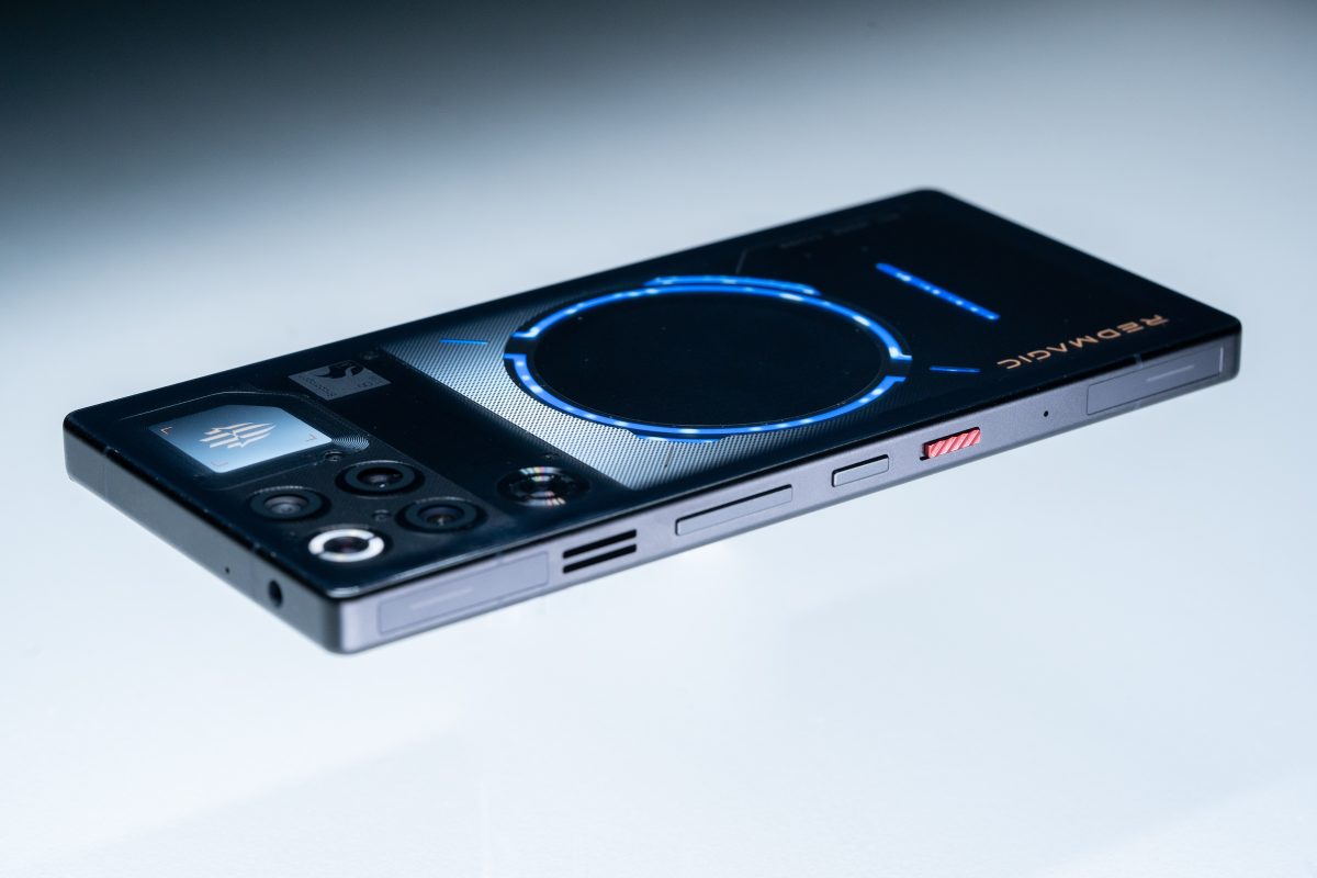 Nestejäähdytyksen voi nähdä toiminnassa läpinäkyvän RedMagic 11 Pron takapinnan renkaassa.