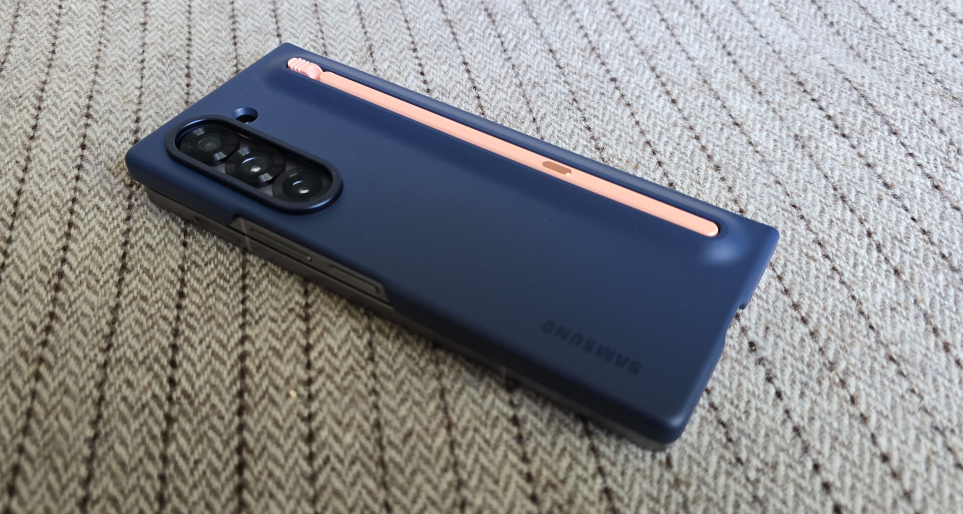 Samsung esitteli kolmesti taittuvan älypuhelinprototyyppinsä