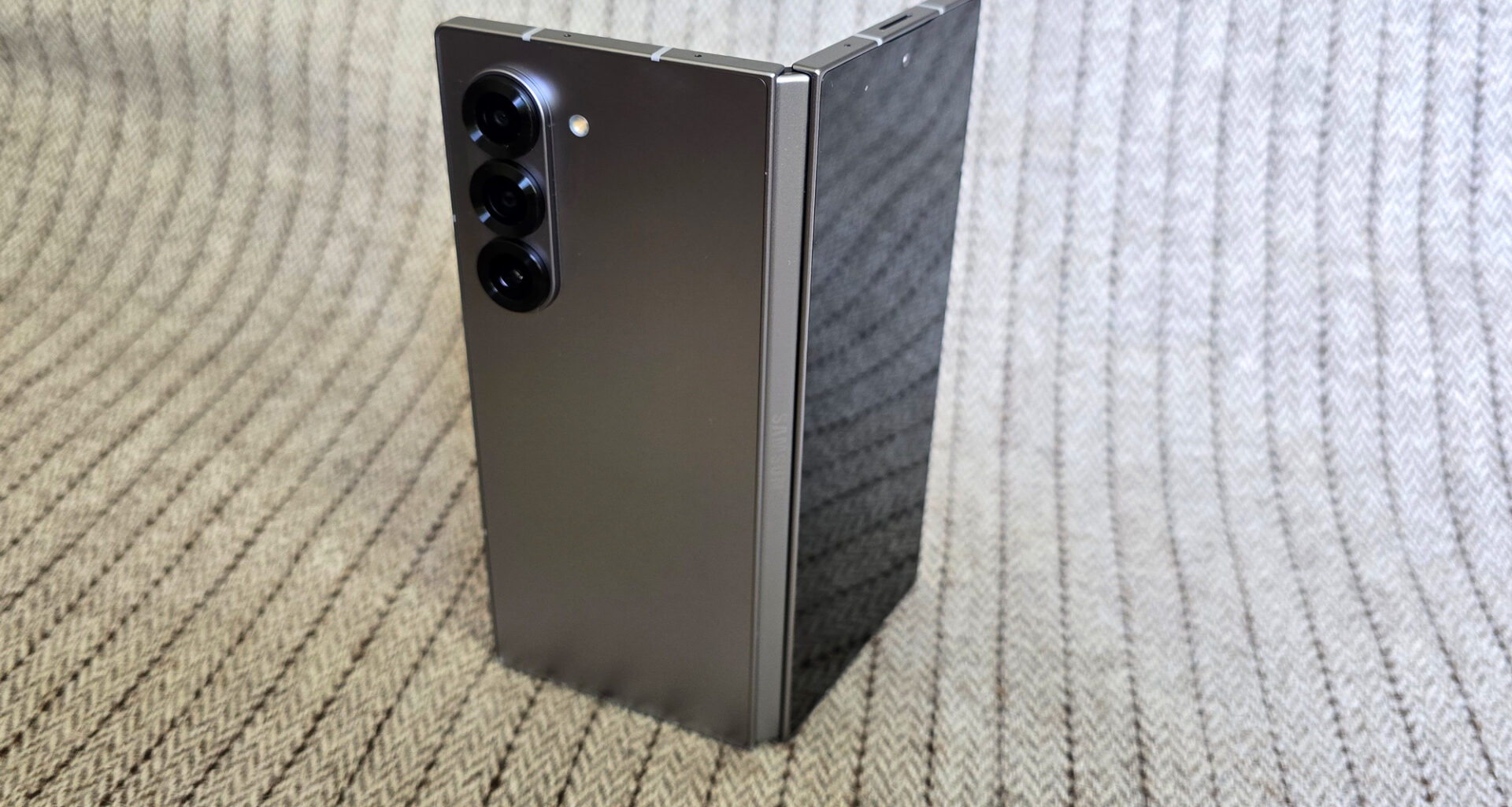 Samsungin kolmesti taittuva puhelin saatetaan esitellä aivan pian