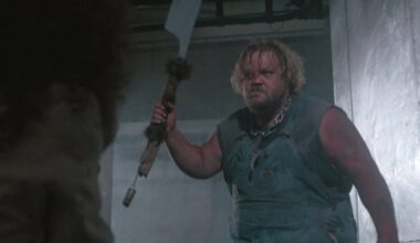 Vain aikuisille: Rähjäisellä teurastamolla roiskuu veri – mustan huumorin maustama kasarislasher