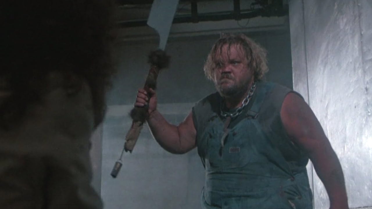 Vain aikuisille: Rähjäisellä teurastamolla roiskuu veri – mustan huumorin maustama kasarislasher