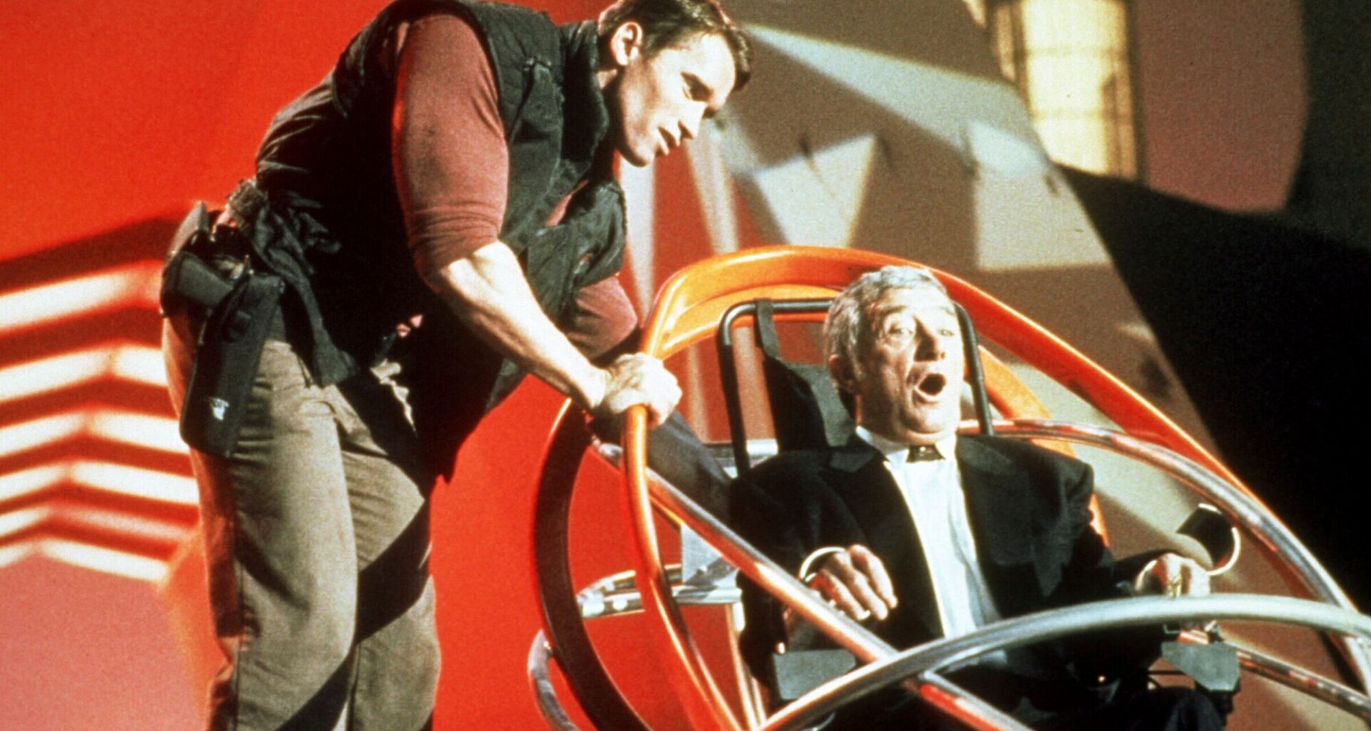 Arnold Schwarzenegger taistelee Juokse tai kuole -satiirissa