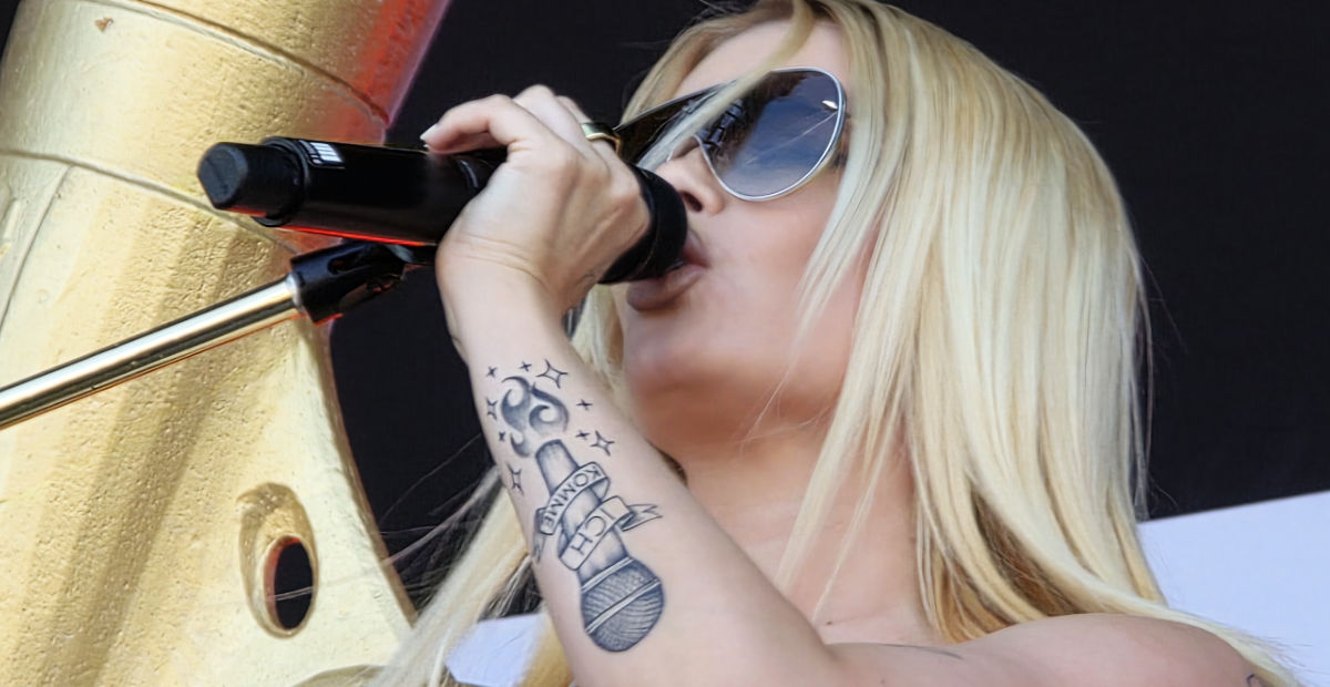 Erika Vikman tarjosi silmänruokaa ja sai yleisön sekaisin Amsterdamissa