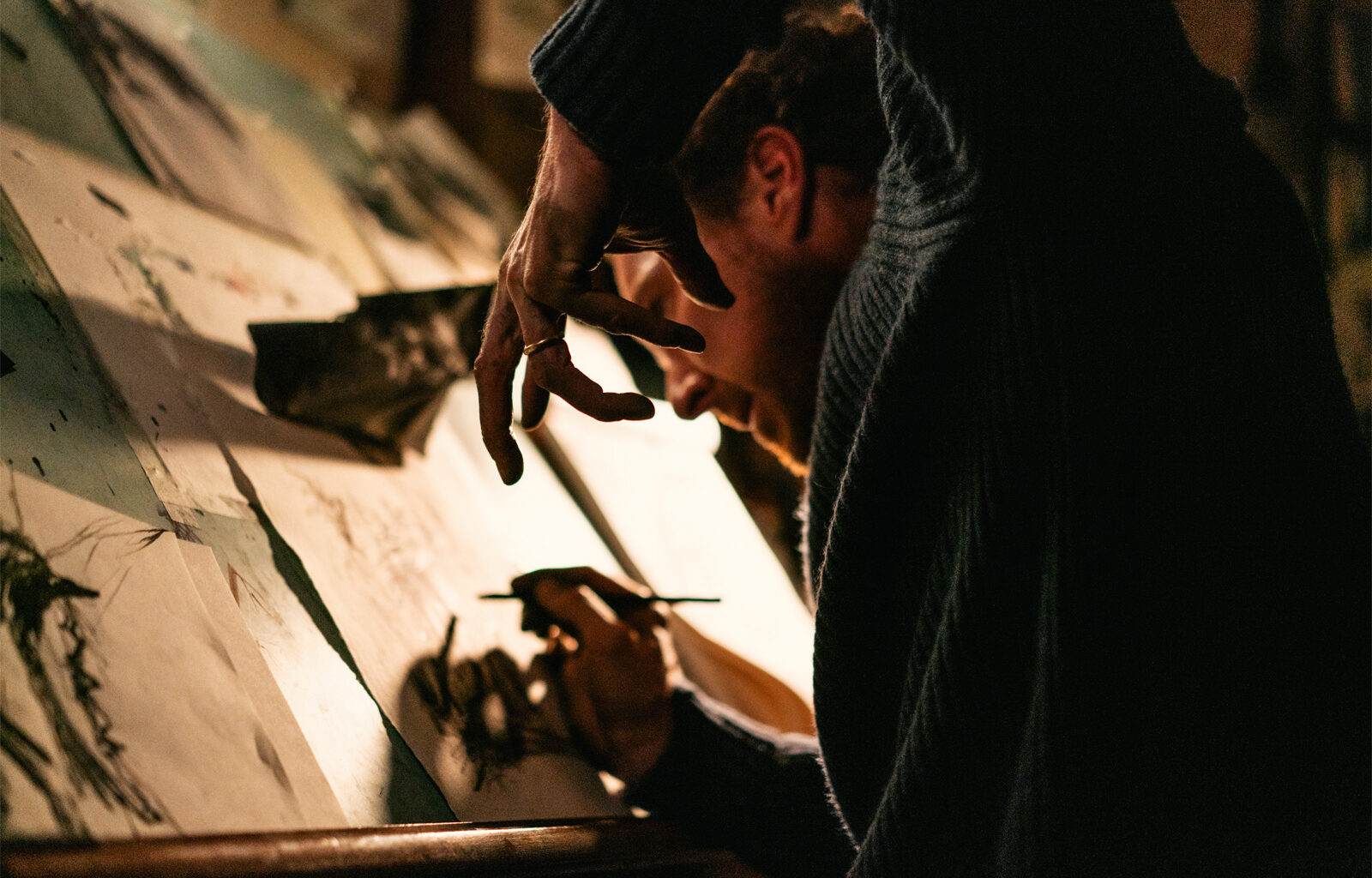 Benedict Cumberbatchin surulla on sulkapeite The Thing with Feathers -elokuvan trailerissa