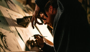 Benedict Cumberbatchin surulla on sulkapeite The Thing with Feathers -elokuvan trailerissa