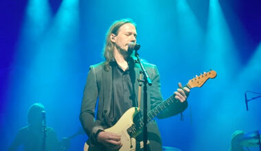 Ghost-keulakuva yllätti nousemalla lavalle ilman maskia - videoita katsottavissa