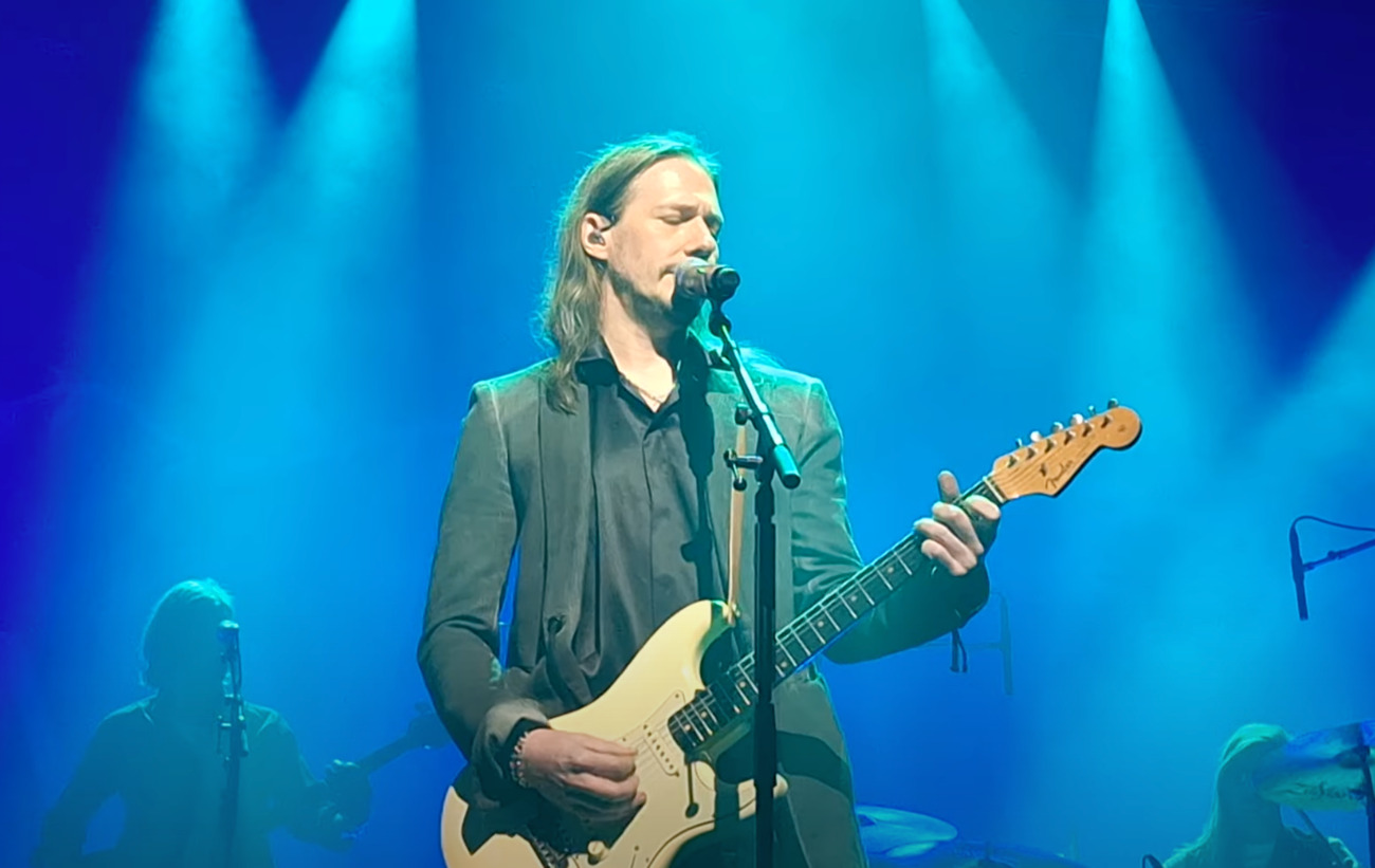 Ghost-keulakuva yllätti nousemalla lavalle ilman maskia - videoita katsottavissa