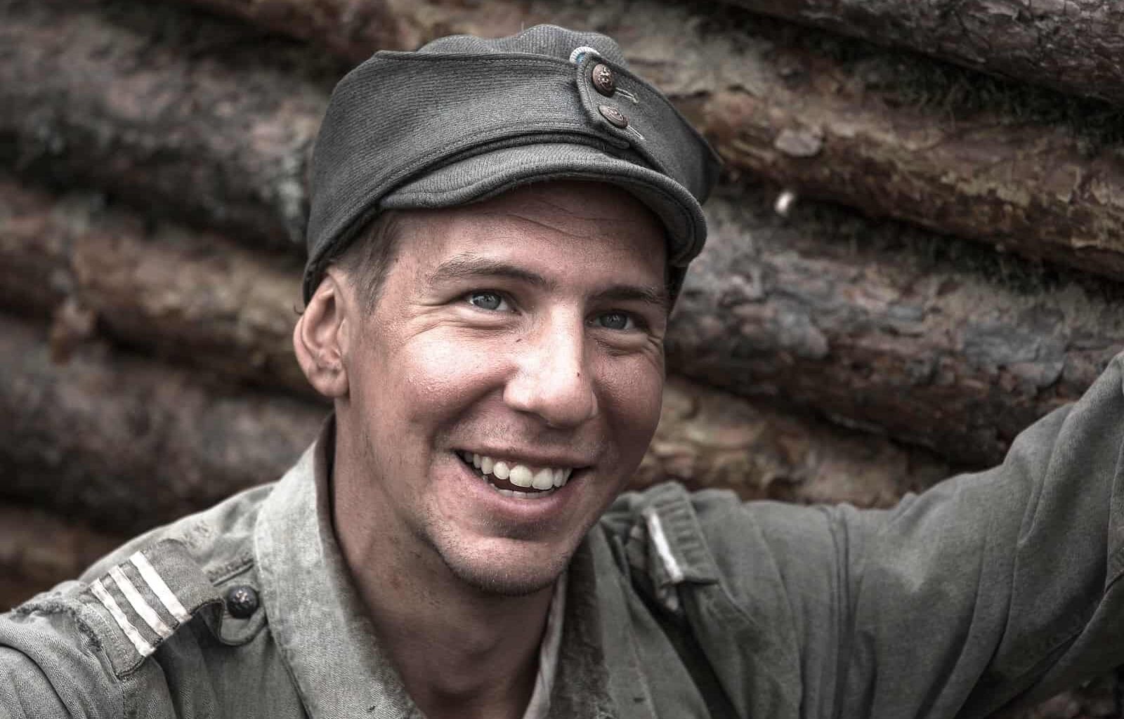 Tuntemattoman sotilaan voi nyt katsoa Netflixissä, mutta mitä ihmettä! Elokuva esitetään 45 minuuttia lyhyempänä tynkäversiona