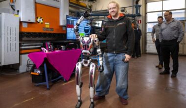 Älykkäät humanoidirobotit ovat tulevaisuutta, mutta eivät ehkä joka kodissa – ”Jännä nähdä, minne Arska meidät taluttaa!”