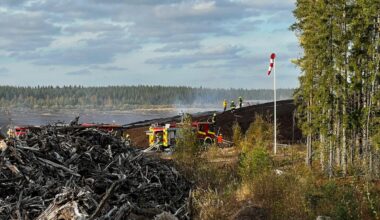 Kaustisen Lumppiontien turvepalo hallinnassa – osa yksiköistä poistunut paikalta