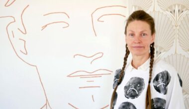 Sotkamolaistaiteilija käsittelee vaikeaa äitisuhdettaan Oksasen taidegalleriaan avautuvassa näyttelyssä