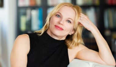 Kirja-arvio: Sodat ja sukupolvien jatkumo vyöryvät väkevästi esiin Maritta Lintusen runoista