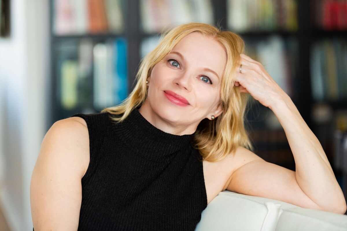 Kirja-arvio: Sodat ja sukupolvien jatkumo vyöryvät väkevästi esiin Maritta Lintusen runoista