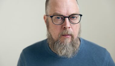 Tuomas Kyröä ei enää naurata hautajaisissa