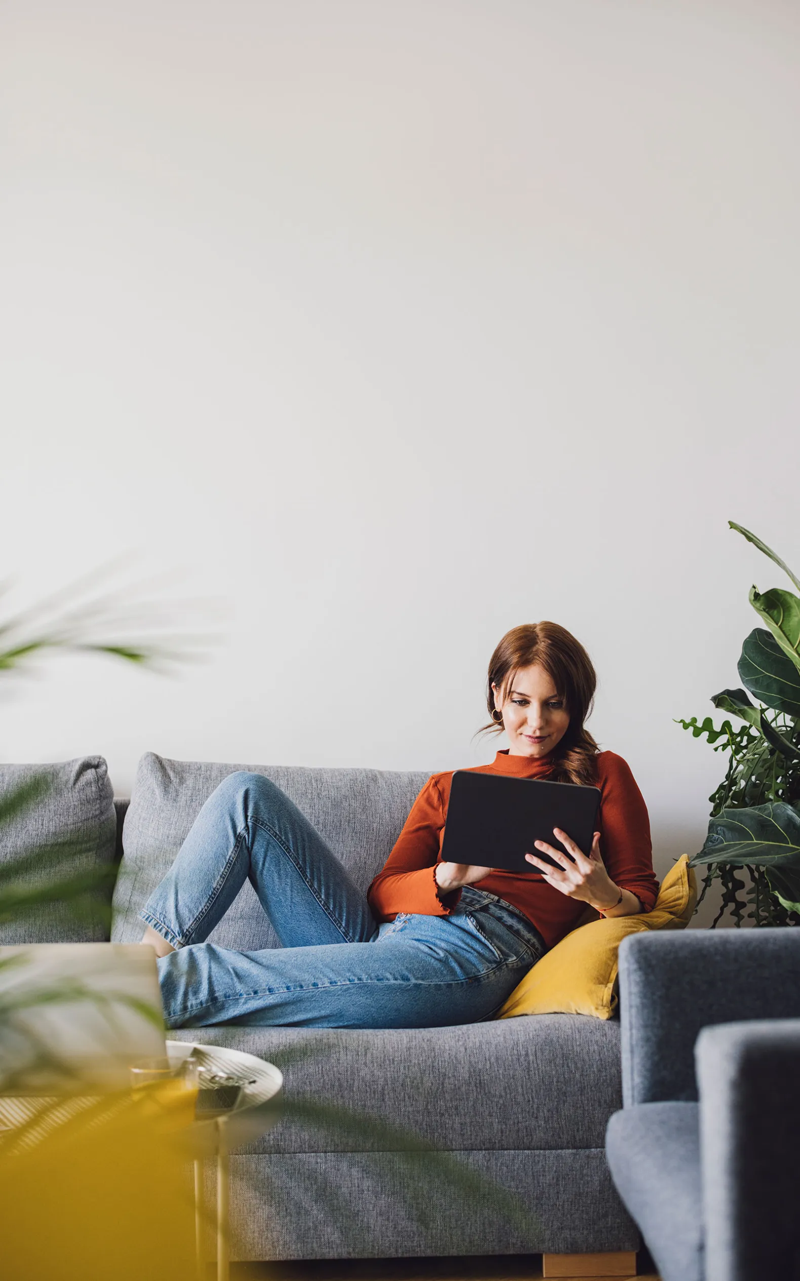 Verkkopankkiuudistus: Nainen rentona tietokoneella.