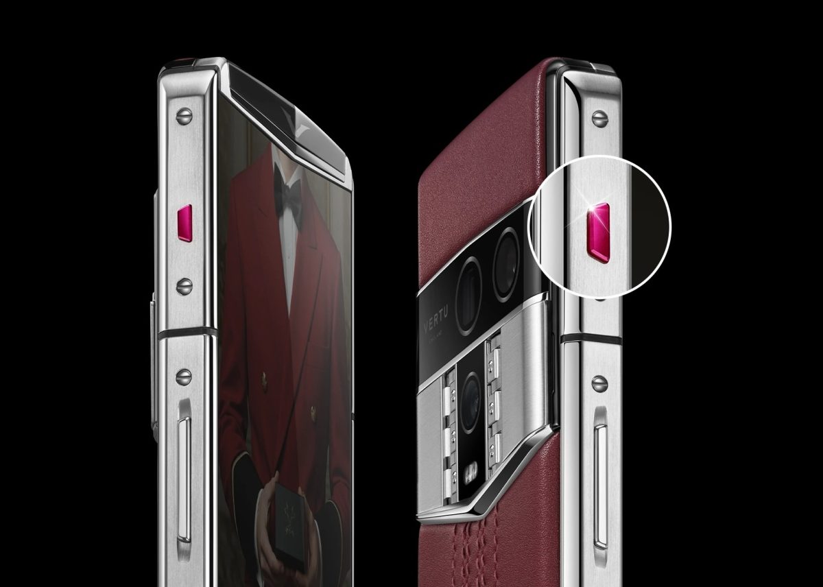 Vertu Agent Q sisältää Ruby Key -painikkeella aktivoituvan tekoälypalvelun.