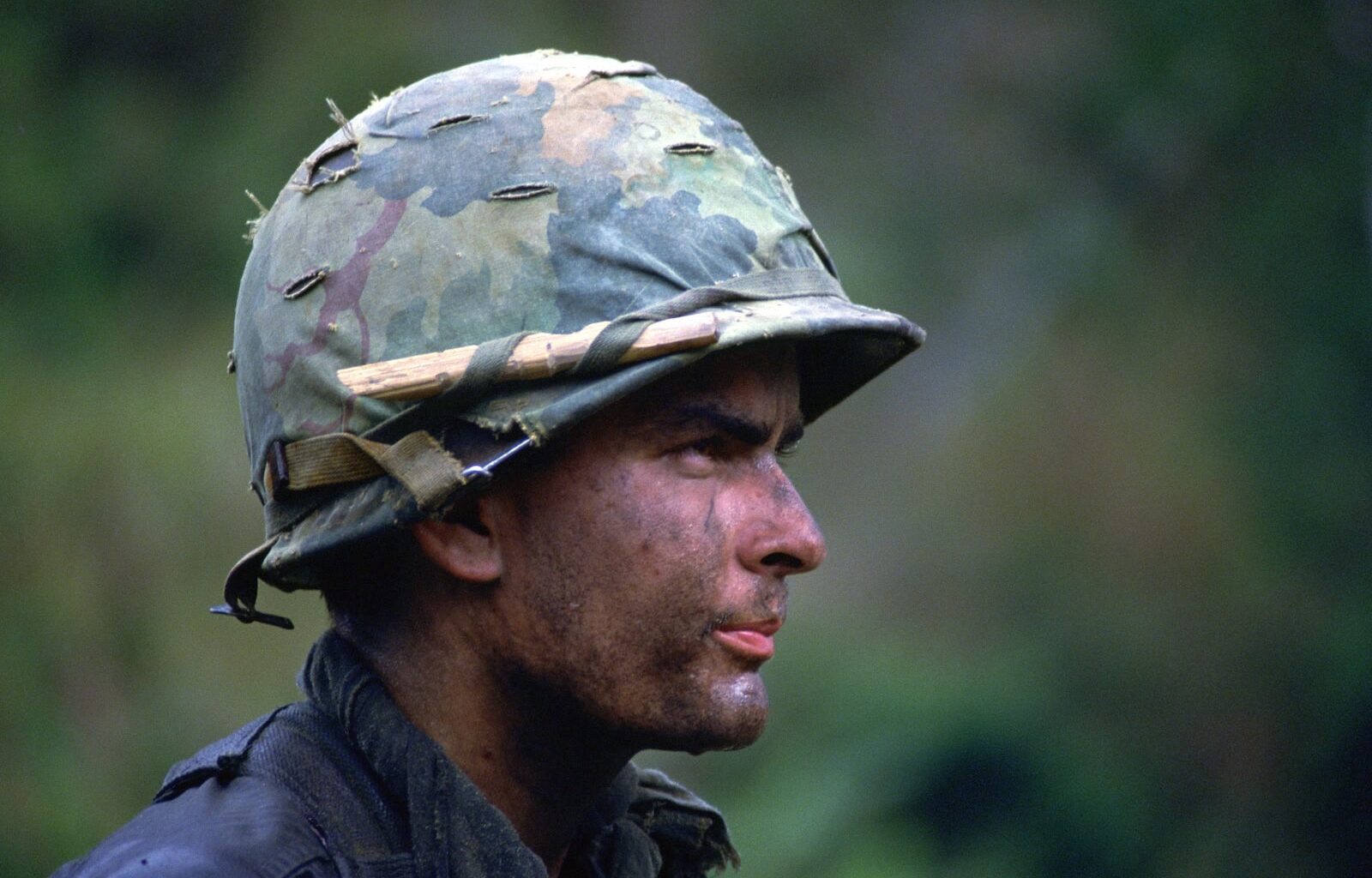 Tänään tv:ssä: Taistelujen kauhuja kuvataan harvinaisen uskottavasti – Vuoden 1986 sotaelokuva voitti neljä Oscaria