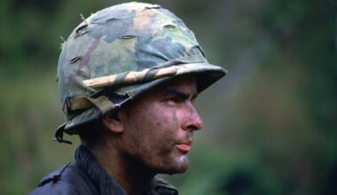 Tänään tv:ssä: Taistelujen kauhuja kuvataan harvinaisen uskottavasti – Vuoden 1986 sotaelokuva voitti neljä Oscaria