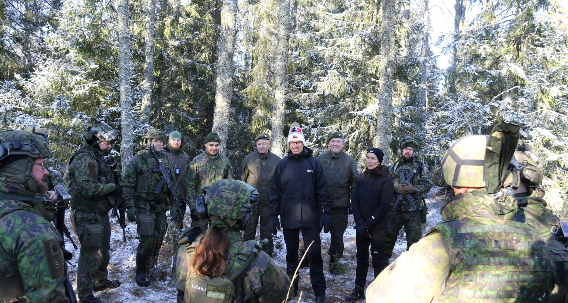 Presidentti Stubb kohtasi reserviläisiä MPK:n harjoituksessa – ”Olen kaveripiirissäni huomannut, että on ollut paljon vapaaehtoistoimintaa, kursseille hakemista ja halutaan lähteä kertaamaan”