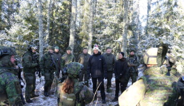 Presidentti Stubb kohtasi reserviläisiä MPK:n harjoituksessa – ”Olen kaveripiirissäni huomannut, että on ollut paljon vapaaehtoistoimintaa, kursseille hakemista ja halutaan lähteä kertaamaan”