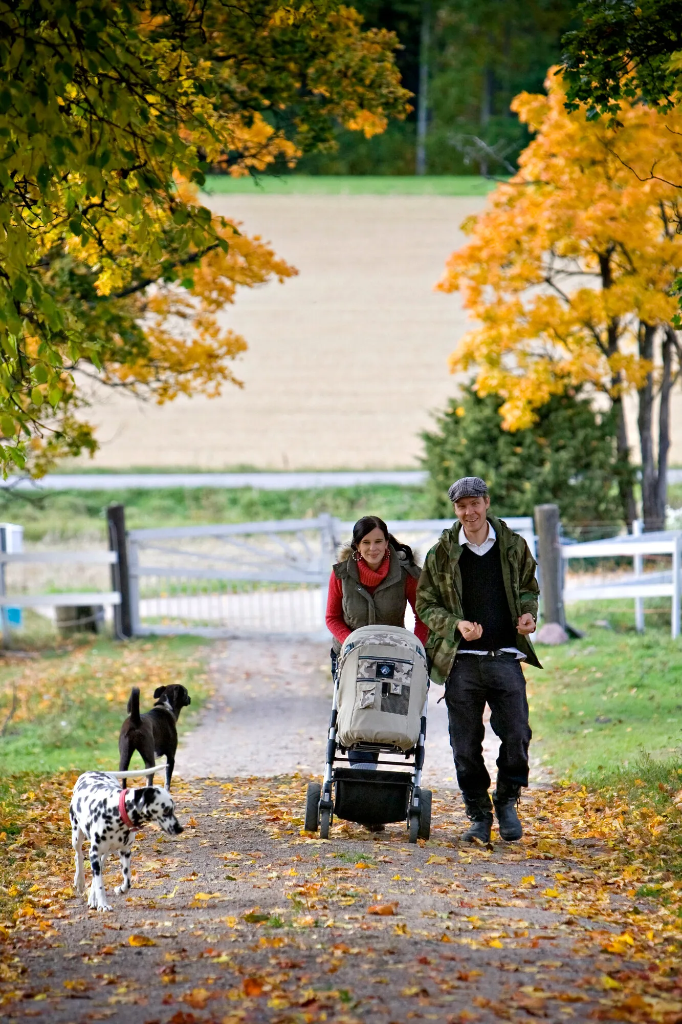 Olga ja Tuukka Temonen tilallaan Iitissä Helga-esikoisen syntymän jälkeen syyskuussa 2008.