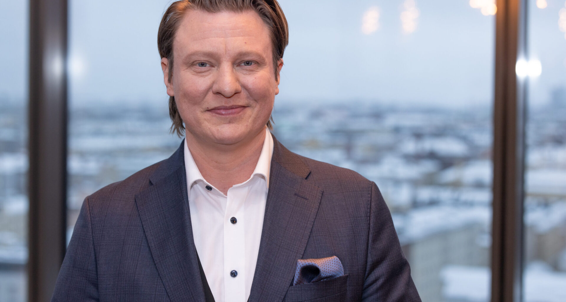 Jaajo Linnonmaa kirjoittaa kirjaa - Voice.fi