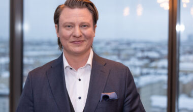 Jaajo Linnonmaa kirjoittaa kirjaa - Voice.fi