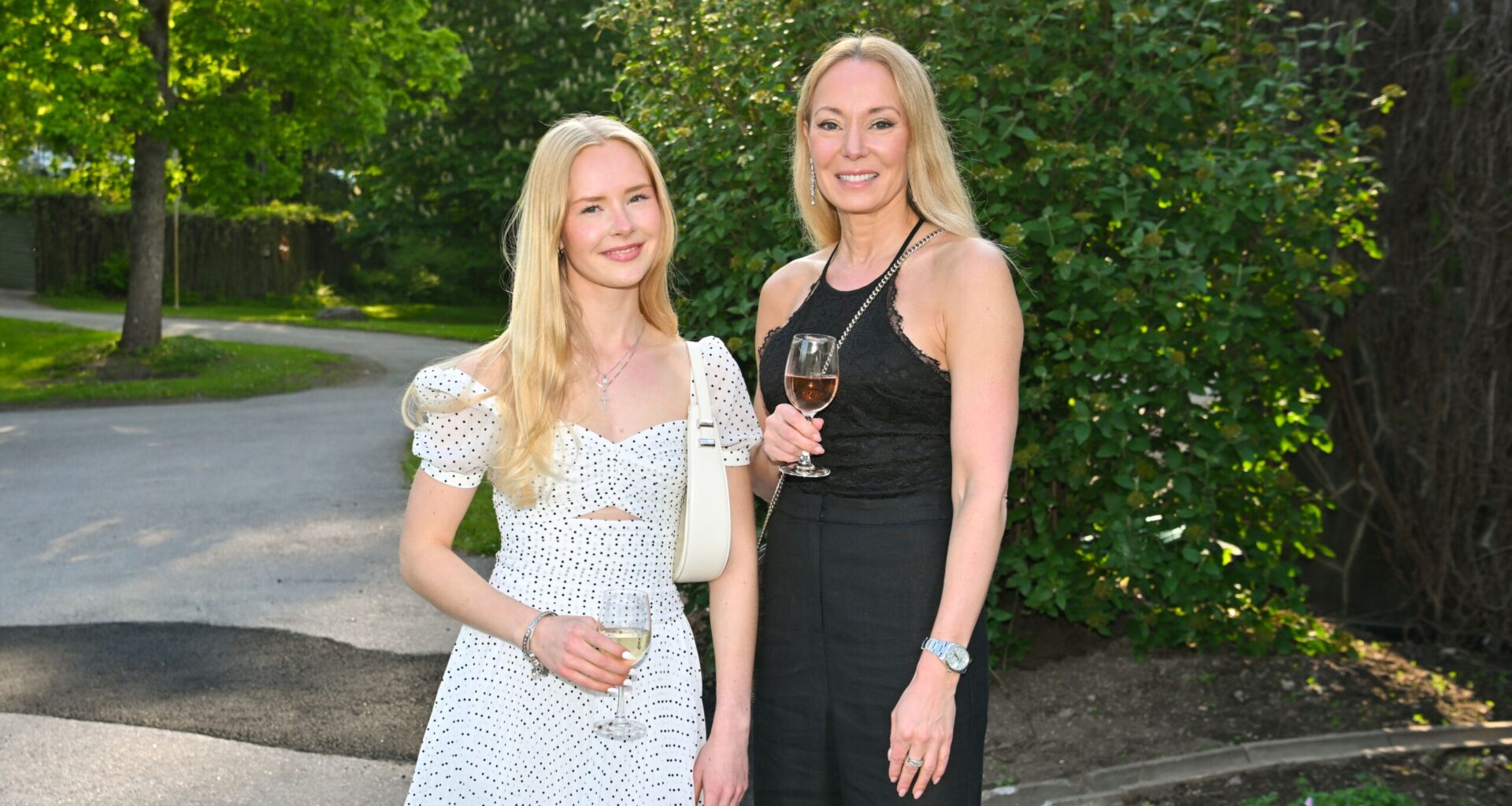 Jenni Ahola julkaisi kuvan kauniista tyttärestään - "Helsingin päässä"