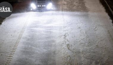 Maitorekkaa korjaamaan tullut asentaja loukkaantui vakavasti Tuuloksentiellä Hämeenlinnassa – Jäi puristuksiin kahden henkilöauton ajettua perään | Paikalliset