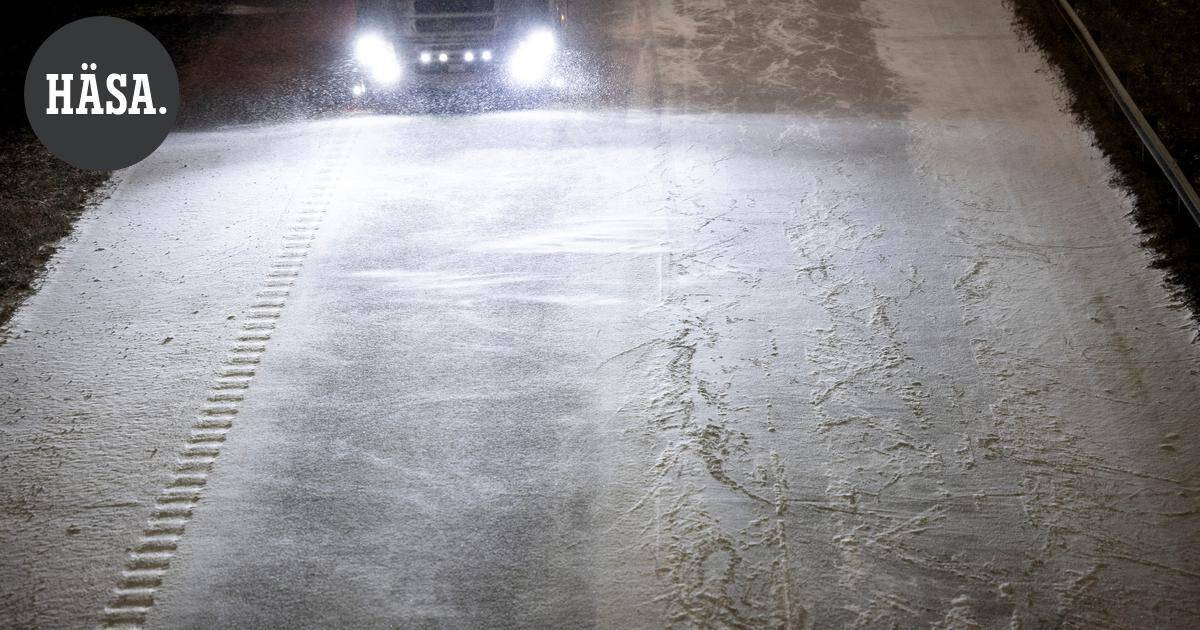 Maitorekkaa korjaamaan tullut asentaja loukkaantui vakavasti Tuuloksentiellä Hämeenlinnassa – Jäi puristuksiin kahden henkilöauton ajettua perään | Paikalliset