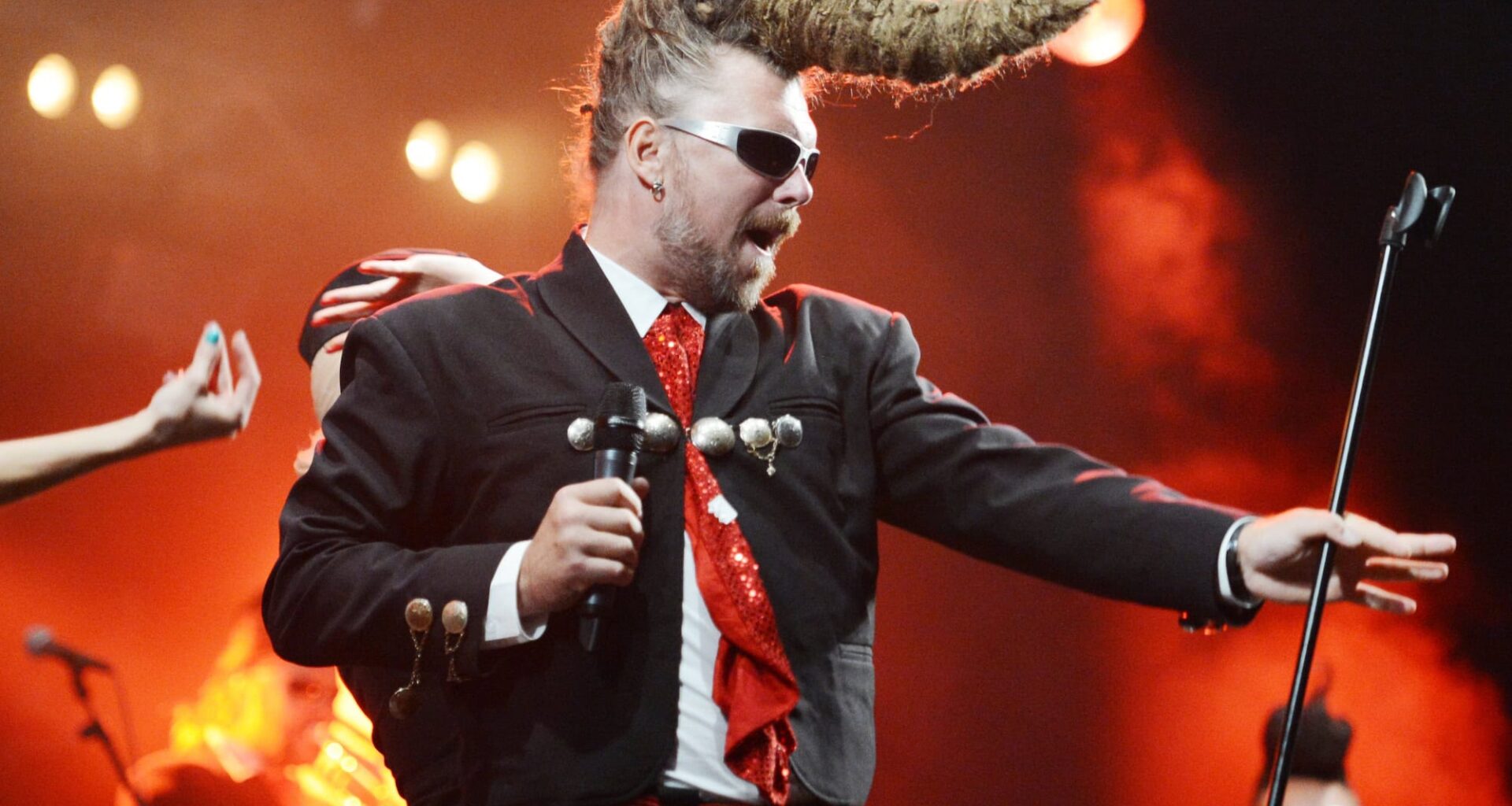 Leningrad Cowboysina aiemmin tunnettu LC Cowboys julkaisee joululevyn – mukana niin Lennonia kuin Ramonesia