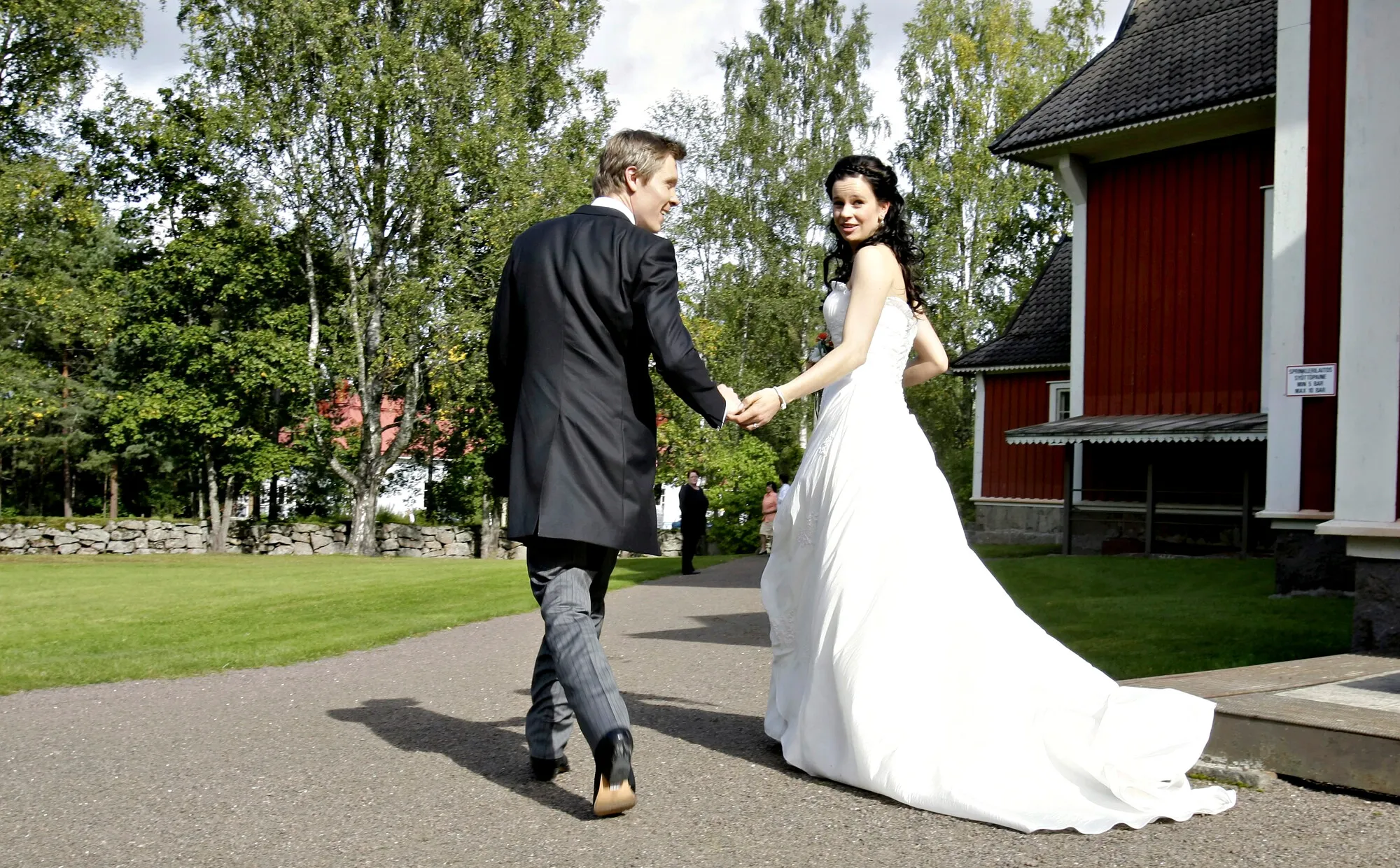 Muusikko-ohjaaja Tuukka Temonen ja näyttelijä Olga Koskikallio vihittiin Iitin kirkossa 6. syyskuuta 2008.