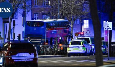 Bussi törmäsi pysäkillä odottaneisiin Tukholmassa – kolme kuoli, kaksi loukkaantui vakavasti | Uutissuomalainen