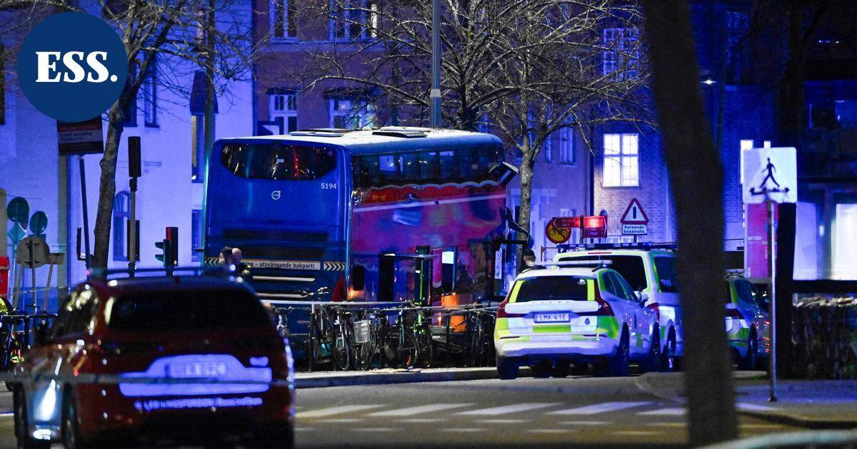 Bussi törmäsi pysäkillä odottaneisiin Tukholmassa – kolme kuoli, kaksi loukkaantui vakavasti | Uutissuomalainen