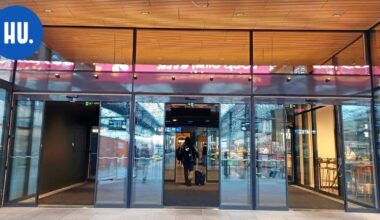 Rautatieaseman uudet liukuovet jakoivat kaupunkilaiset eri leireihin – "Hirvittävää!" | Paikalliset