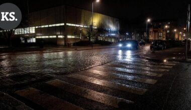 Auto törmäsi jalankulkijaan ja poistui paikalta Kotkassa – Onnettomuus tapahtui pääkirjaston lähellä | Paikalliset