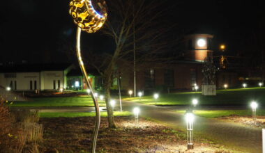 Veturitallin piha sai uuden kolme metriä korkean taideteoksen