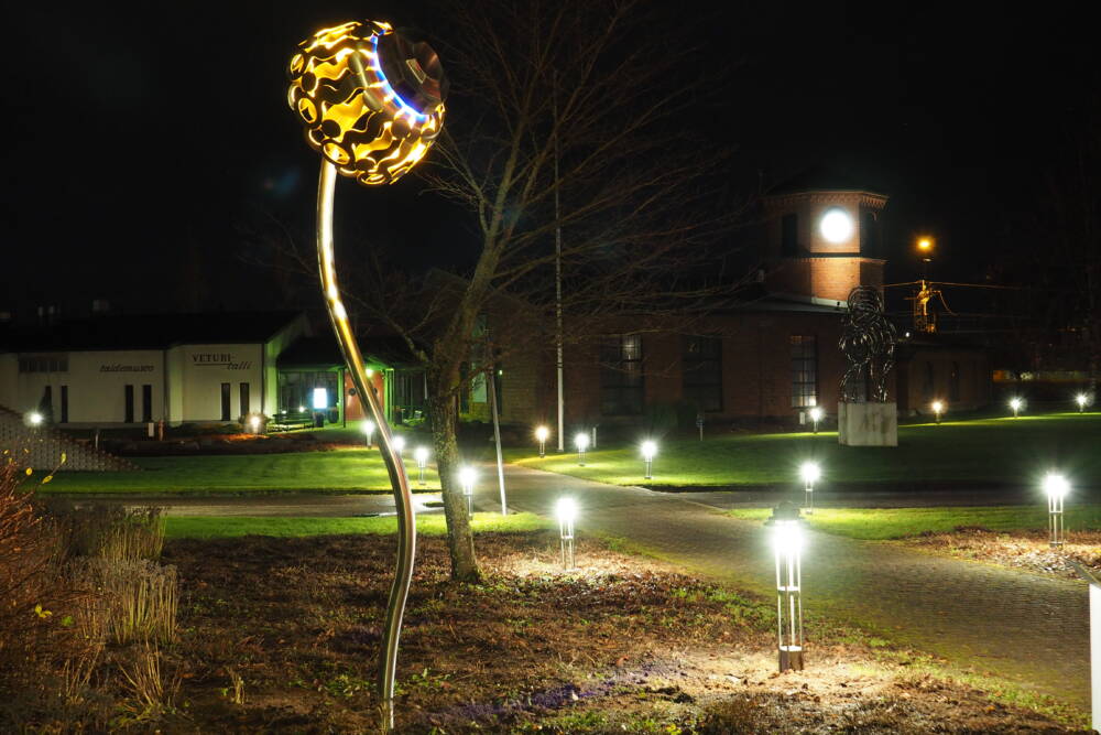 Veturitallin piha sai uuden kolme metriä korkean taideteoksen