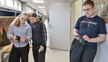 Kännykkäparkit toivat tunneille rauhan, mutta välitunnilla ruudut napataan edelleen esiin: "Pelaan yleensä puhelimella kaverin kanssa"