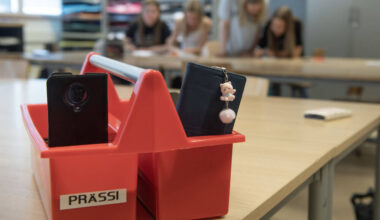 Koululaisellakin on oikeus selata puhelinta