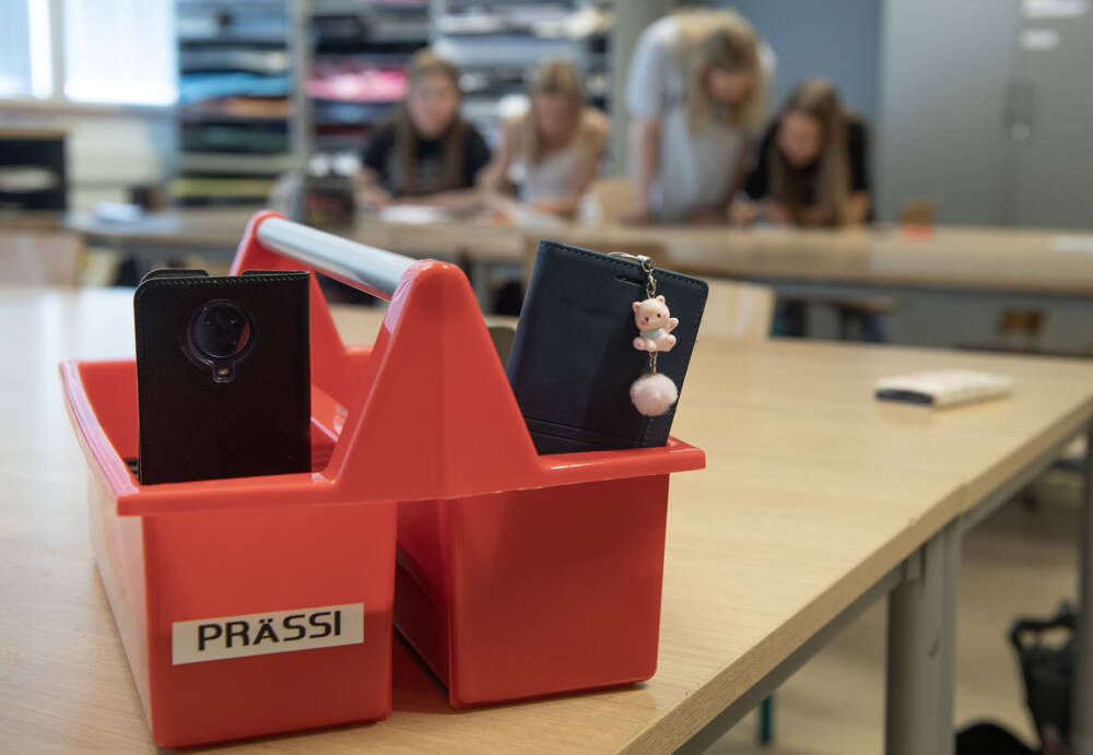 Koululaisellakin on oikeus selata puhelinta