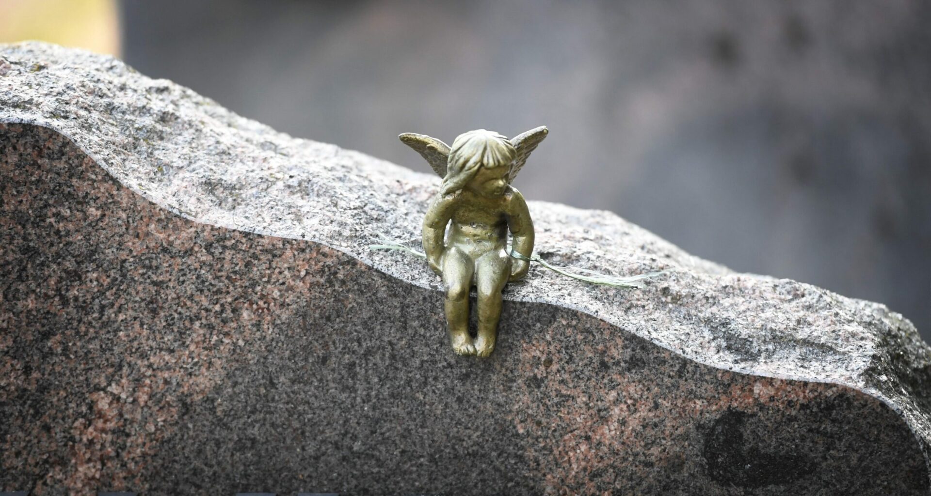 Lapsensa menettäneiden suruvapaasta tehdään selvitys