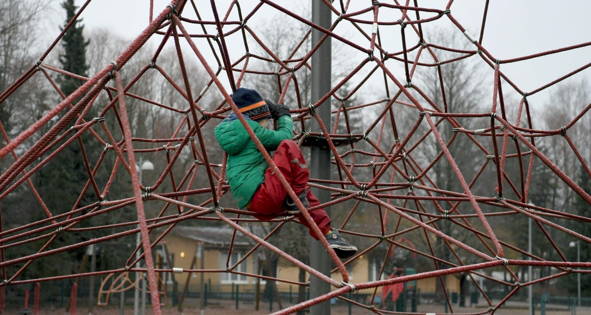 Nuorisotutkija kattaisi leikkipuistot lasten suojelemiseksi jäältä ja auringolta