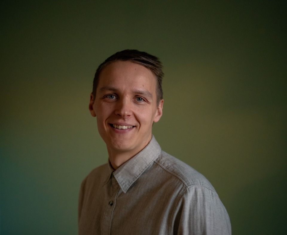 Väitös: Lapset eivät tartuta SARS-CoV-2 virusta aikuisia tehokkaammin – muissa hengitystieinfektioissa tartuttavuus lapsilla suurempaa