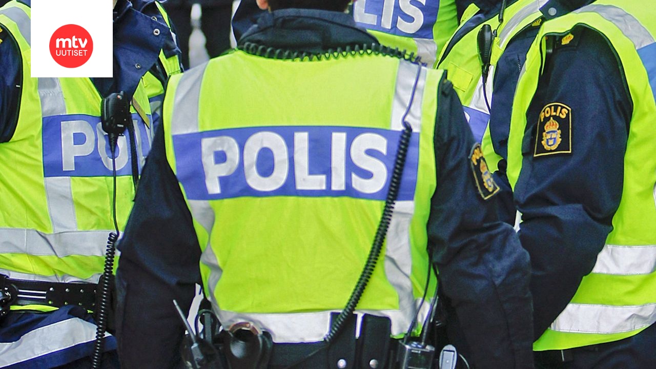 Bussi on kaatunut ojaan E45-tien varrella Storumanin ja Vilhelminan välillä Pohjois-Ruotsissa.