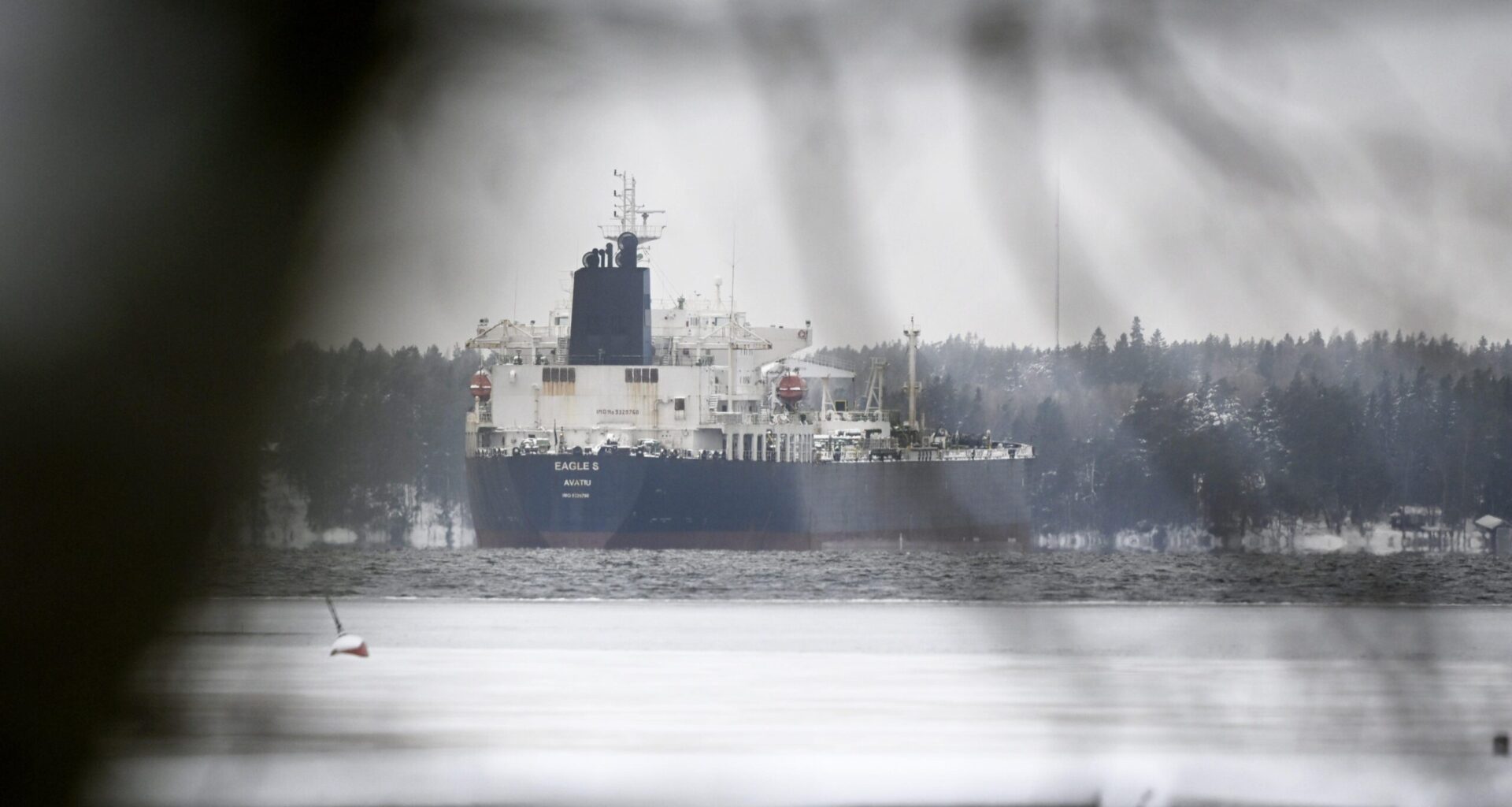 Itämeren varjolaivoilla tapahtuu kummia: Luotsit törmäsivät asepukuisiin venäläisiin