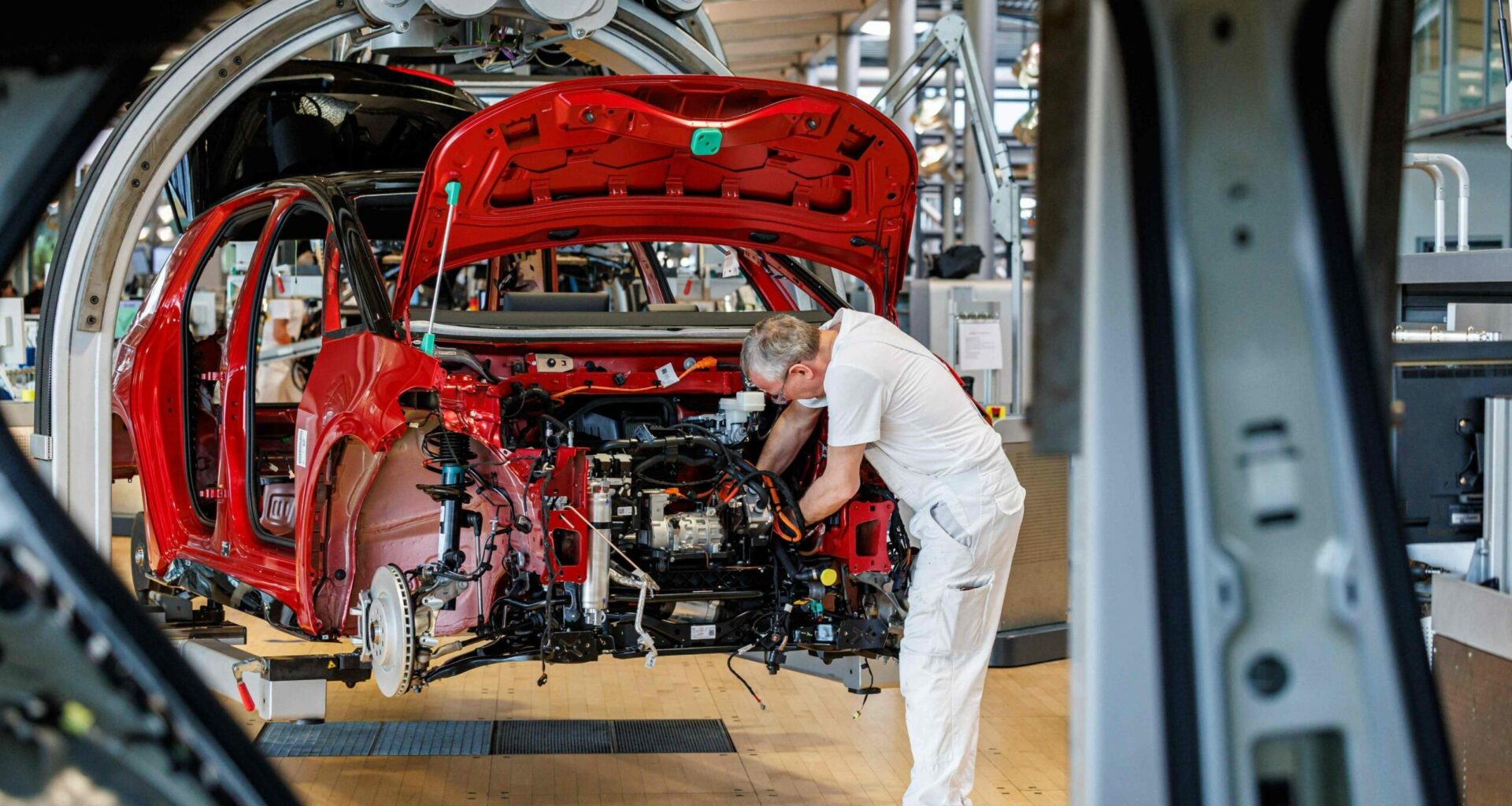 Autoteollisuudessa "darwinistinen muutos" – jopa 350 000 työpaikkaa uhattuna