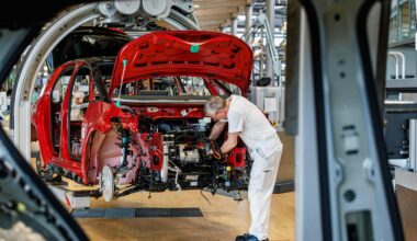 Autoteollisuudessa "darwinistinen muutos" – jopa 350 000 työpaikkaa uhattuna