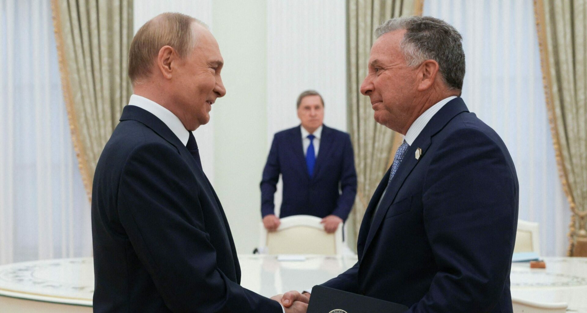 USA:n lähettiläs suuntaa Moskovaan - professorin mukaan Venäjä lyö kiilaa lännen sisään