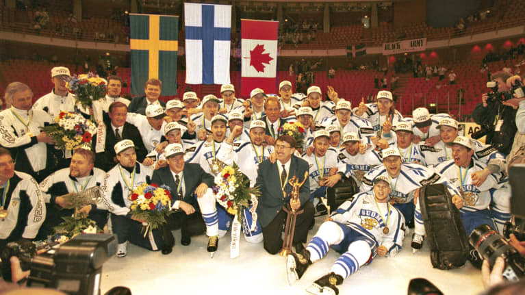Suomen jääkiekkomaajoukkue voittoisana vuonna 1995.